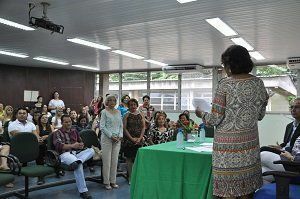 Professora Nair Chase homenageando "professoras eternas" da Escola de Enfermagem